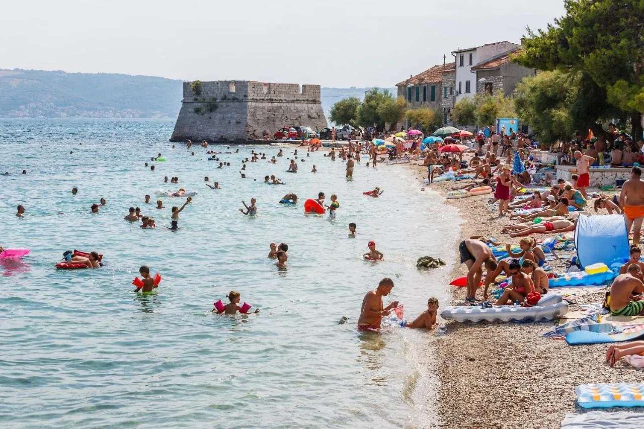 Apartments With A Parking Space Kastel Novi, Kastela - 20690 Croacia