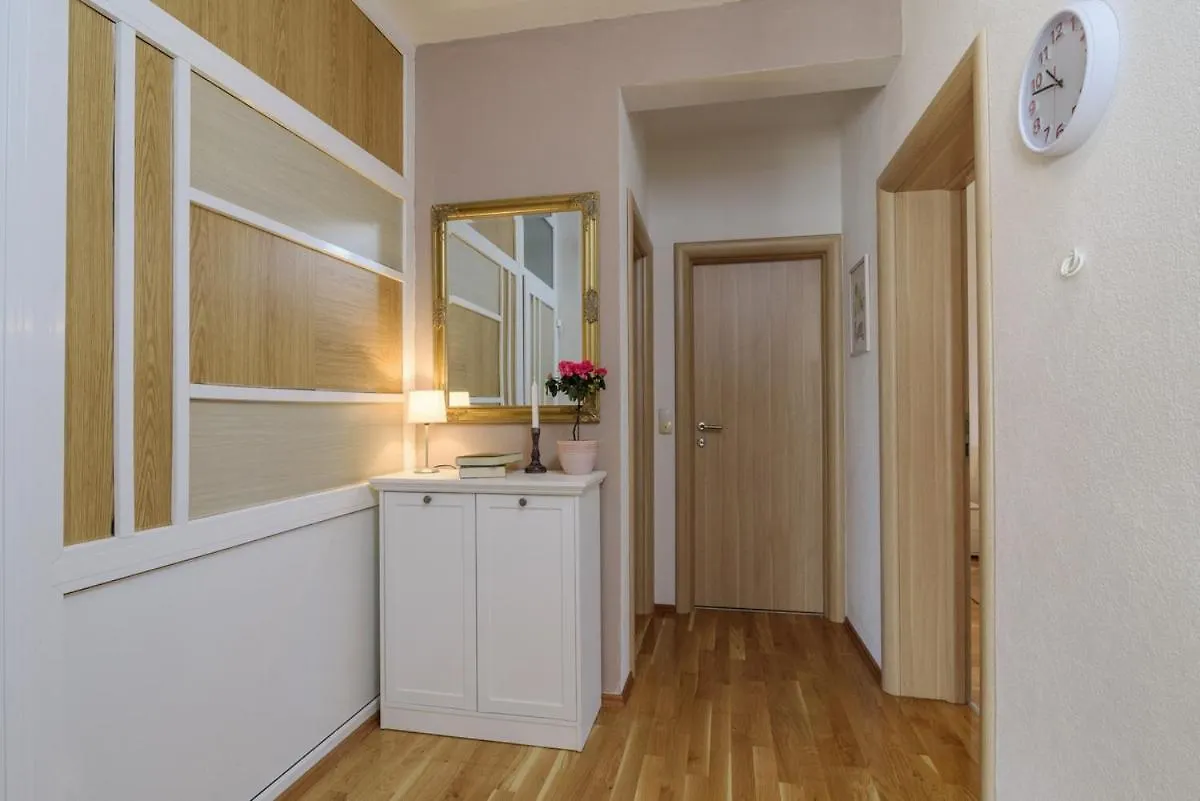 Apartments With A Parking Space Kastel Novi, Kastela - 20690 0*,  Croacia